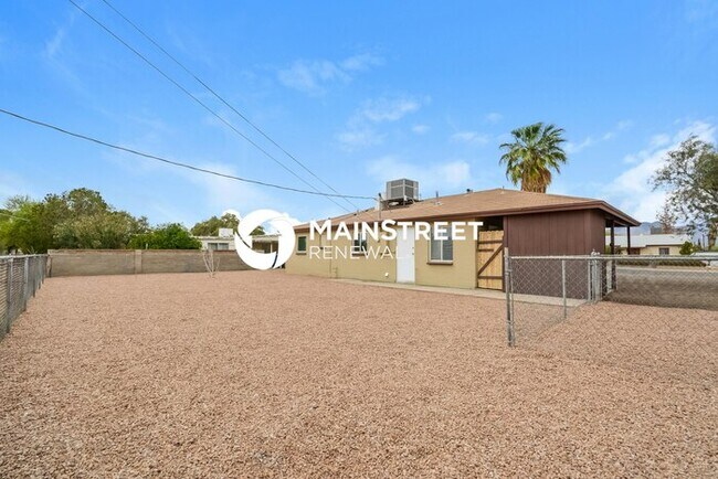 Building Photo - 3 Bedroom Pet-Friendly Home in TUCSON, AZ with Main Street Renewal