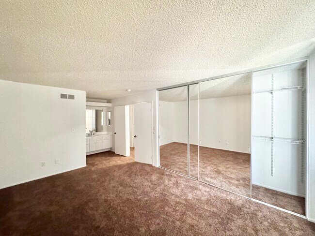 Building Photo - 10464 Larwin Ave