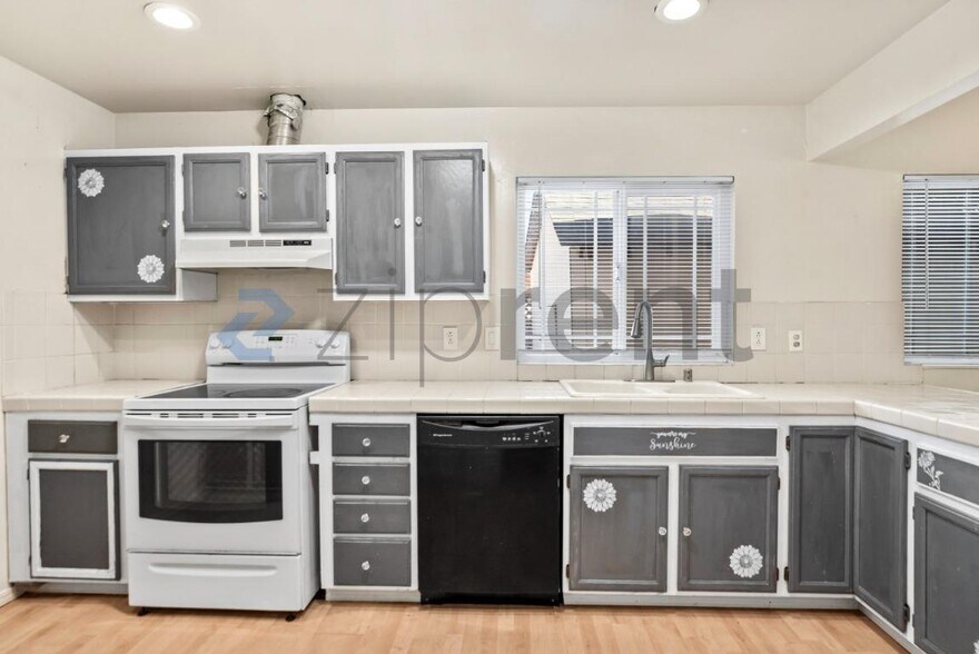 Building Photo - Unit