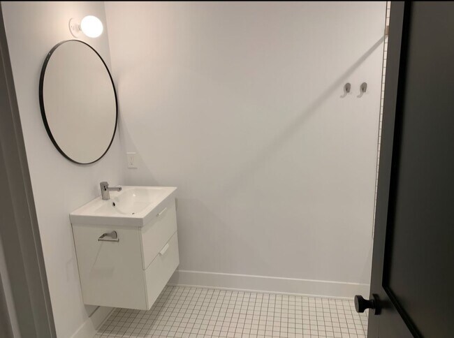 Building Photo - Modern Large 1 BED 1.5 BATH in Port Richmond!