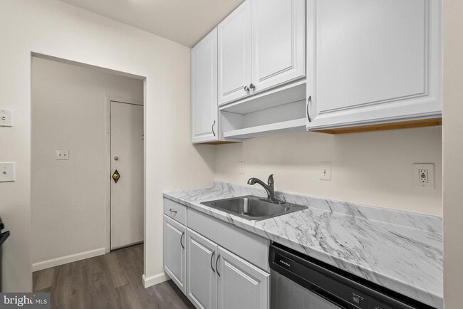 Building Photo - 3945 Lyndhurst Dr