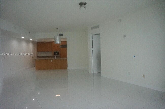 Building Photo - 15811 Collins Ave