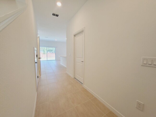 Building Photo - 3 Bedroom Townhouse  For Rent in St. Cloud, FL