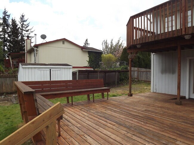 Building Photo - Nice 3 Bedroom 1 3/4 Bath Home in Spanaway!