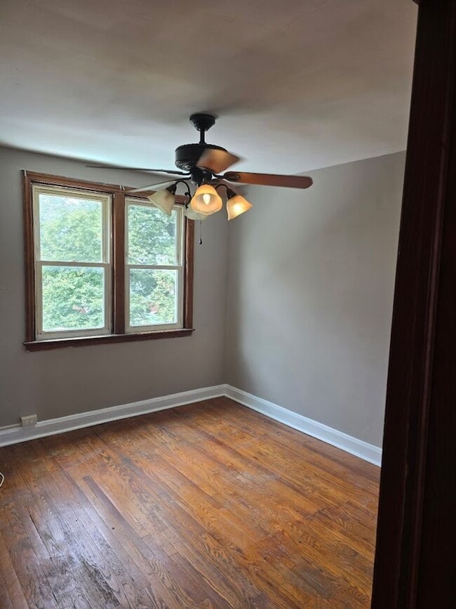 Building Photo - The Perfect 2 Bed / 1 Bath Townhouse 5 min...