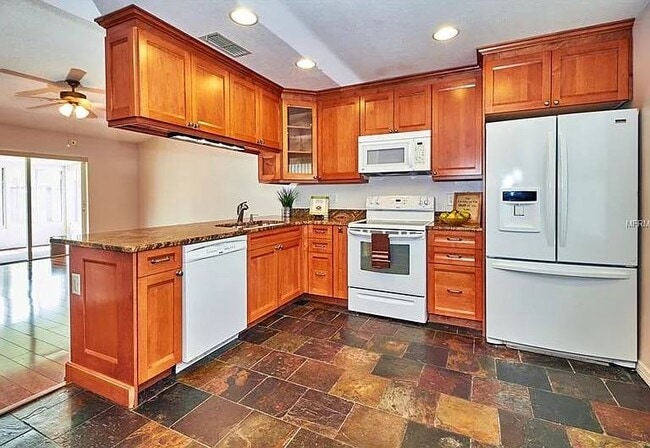 Building Photo - 4933 Hi Vista Cir