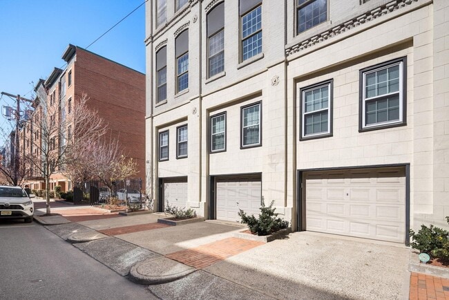 Building Photo - 222 Clinton St