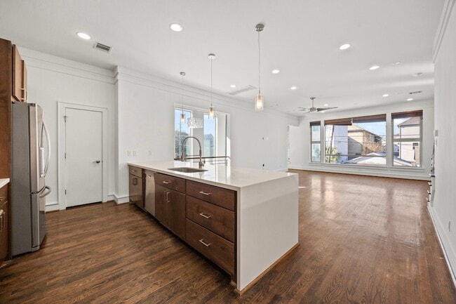 Building Photo - 5707 Schuler St