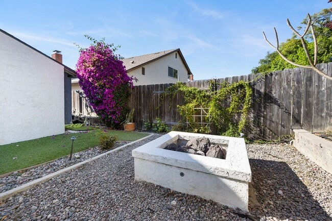 Building Photo - 3 Bedroom 2 Bathroom home available NOW