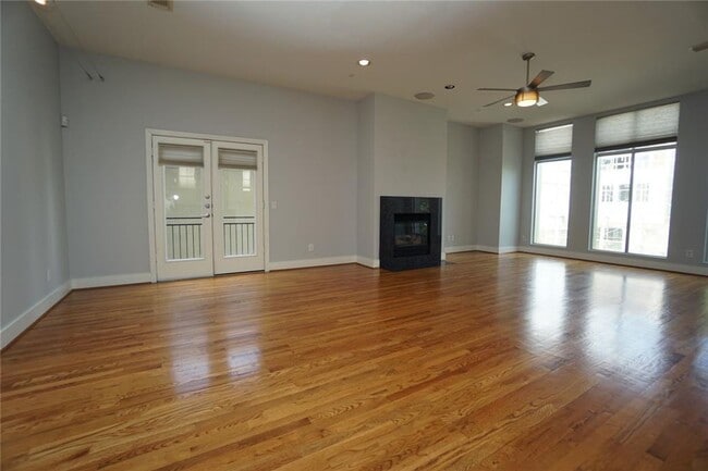 Building Photo - Stunning Townhouse In A Great Location Nea...
