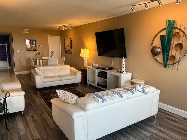 Building Photo - Stunning 2 bed 2 bath condo with terrific ...