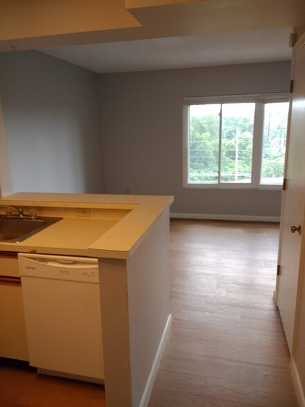 Building Photo - 1600 Park Cir