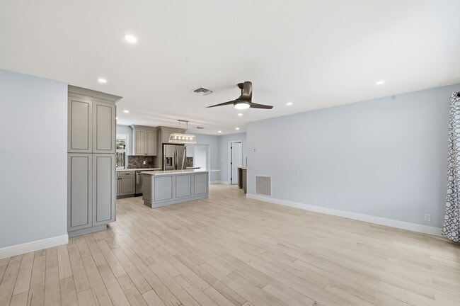 Building Photo - 2120 NE 62nd Ct