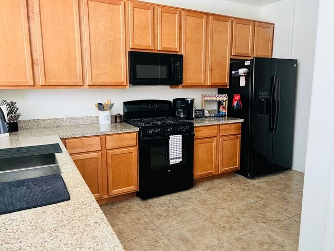 Building Photo - Furnished monthly rental home with all utilities included.