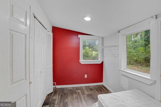 Building Photo - 695 Trout St