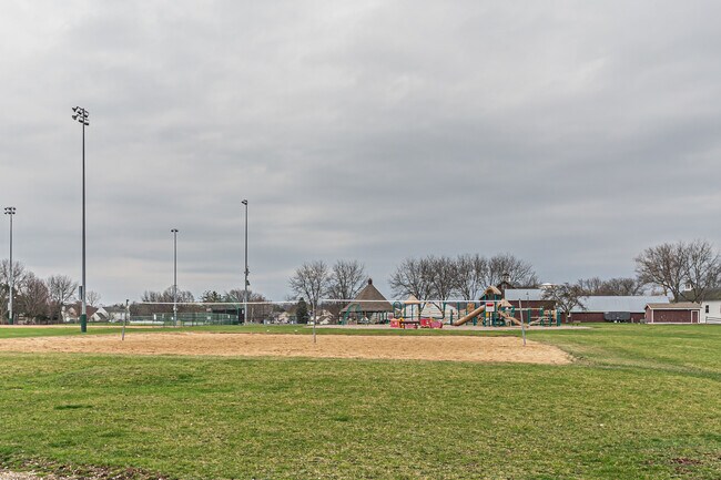 Building Photo - 691 W Streamwood Blvd