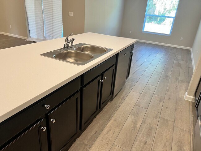 Building Photo - NEW 4 BEDROOM 3 BATH HOME! AMAZING LOCATION!