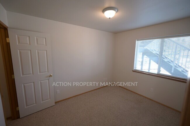 Building Photo - 2 bed 1 bath, bottom floor apartment in Port Angeles, close to Peninsula College and the Olympic ...