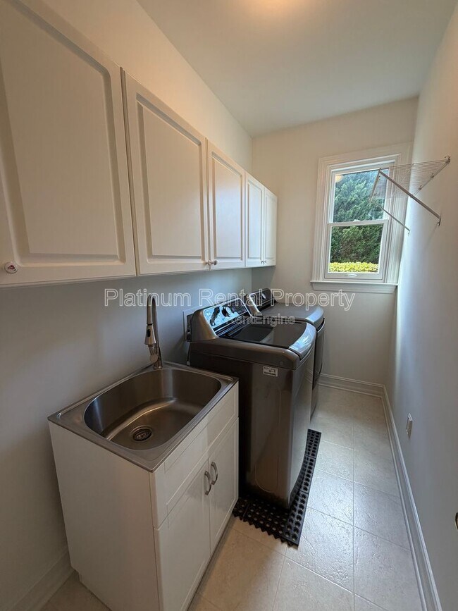 Building Photo - 7020 Grassmoor Grange Way