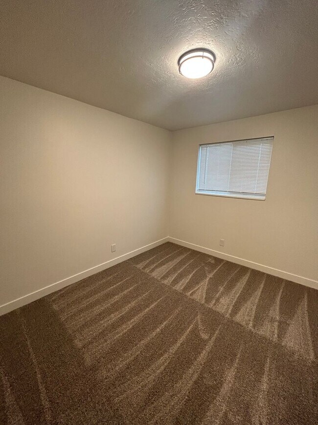 Building Photo - 236 S 200 E
