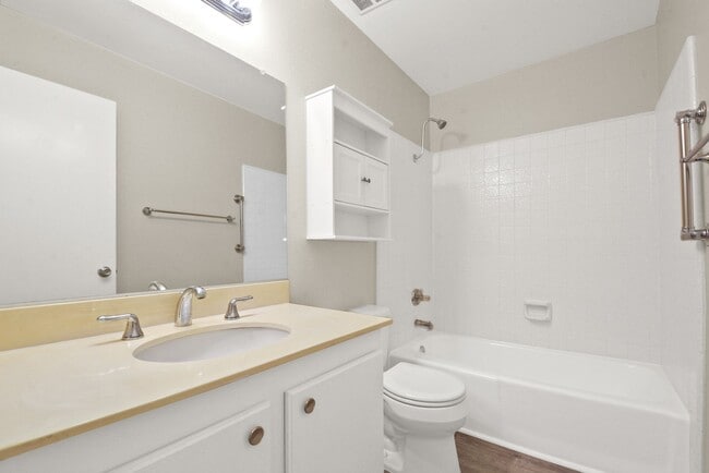 Building Photo - Beautiful Single-Level Detached Home in Villa Pacifica For Lease