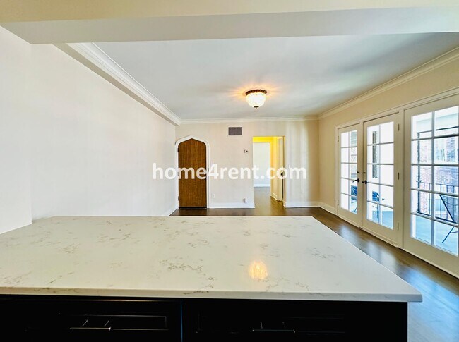 Building Photo - Luxury Condo Living Near the Country Club Plaza - 1 Month FREE!