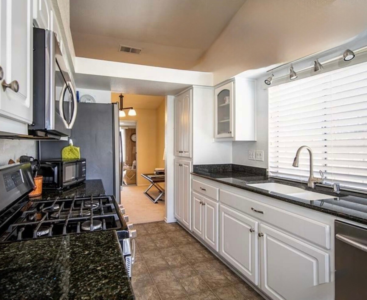 Building Photo - 10701 Bel Air Dr