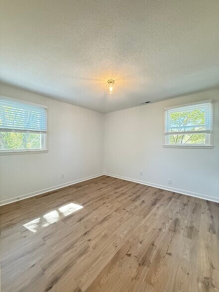 Building Photo - 214 Rosehill Dr