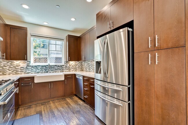 Building Photo - Modern Townhome in Prime Location — Walkab...