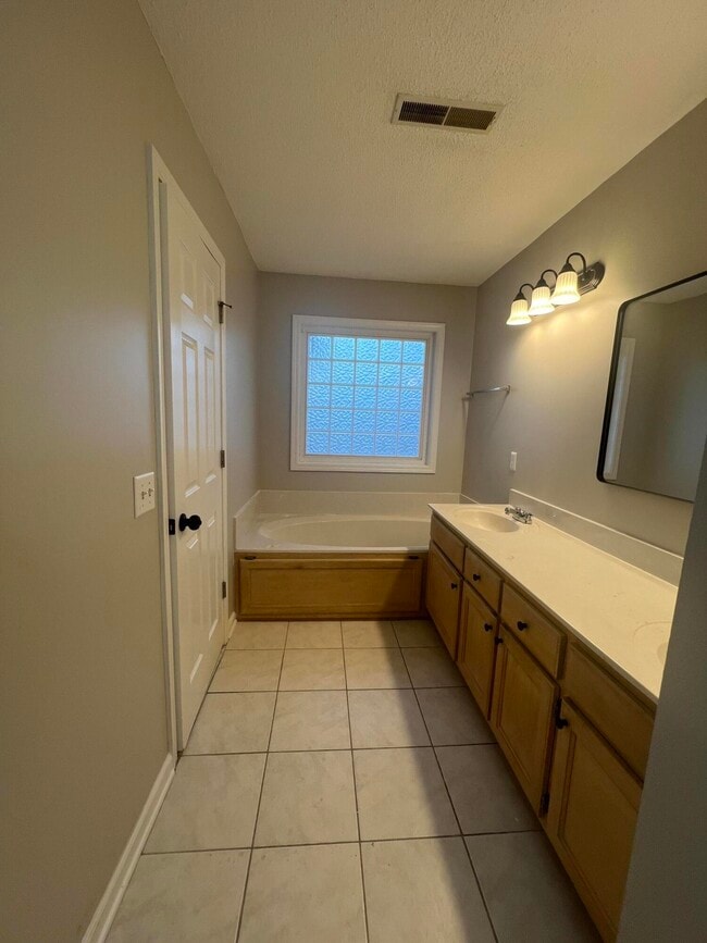 Building Photo - 1240 Inabinet Dr