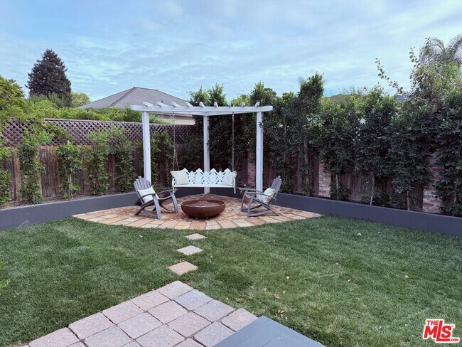 Building Photo - 370 Main St