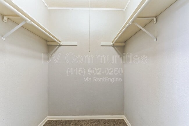 Building Photo - 700 Meadowglen Dr