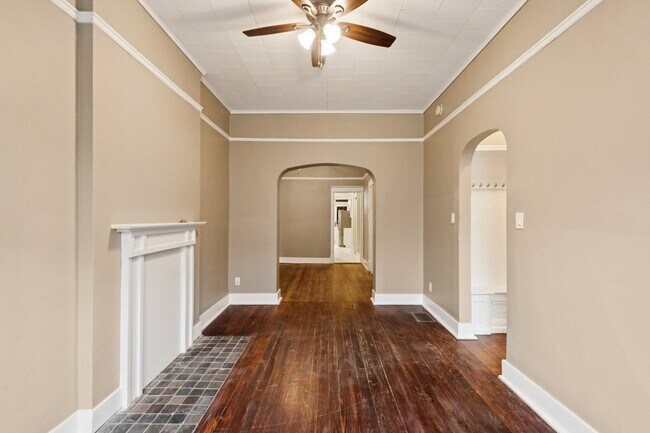 Building Photo - 903 W Addison St