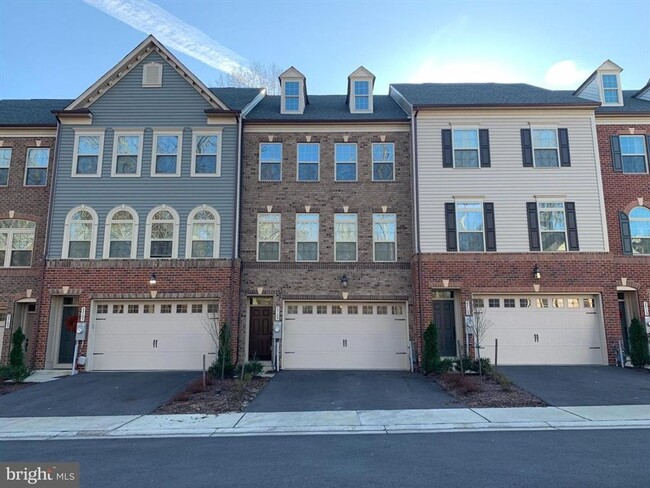 Primary Photo - Gorgeous 4bd 3.5bth townhouse in Parkside.