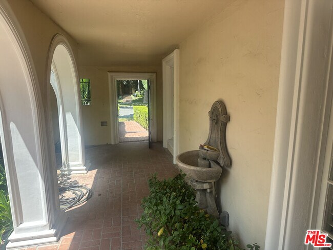 Building Photo - 320 S McCarty Dr