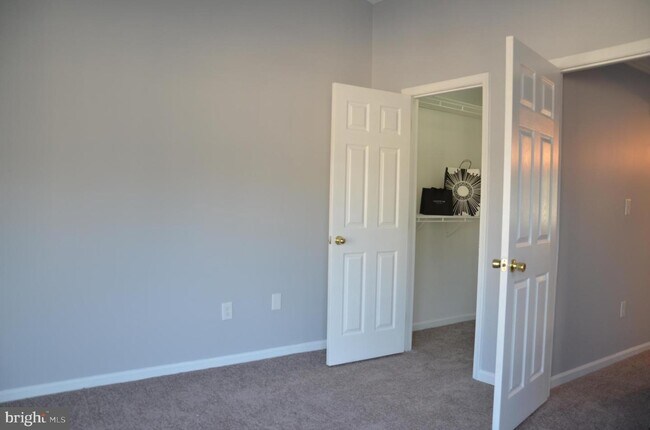 Building Photo - 3311 Lakeside View Dr