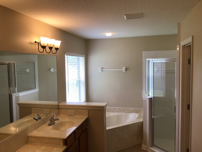 Building Photo - 14003 Golden Eagle Dr