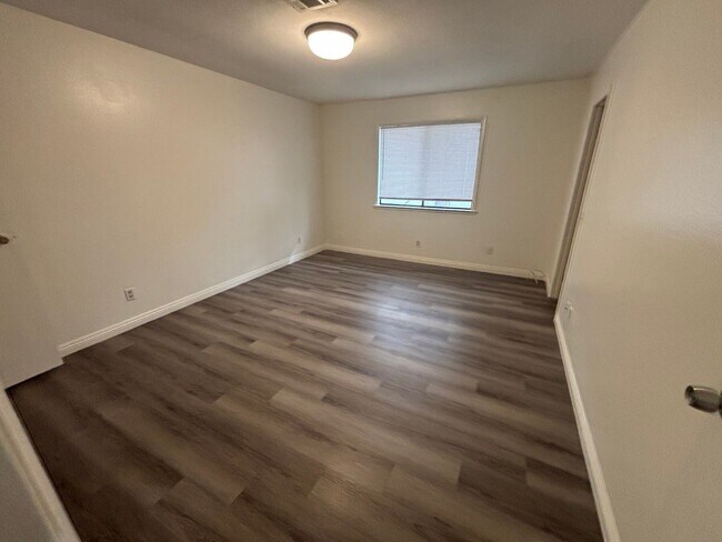 Building Photo - 2 Br/2 Ba. Condo on 2nd fl.
