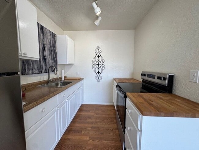 Building Photo - 4BR plus Bonus Room, 4 BA incls  Fully Furnished Casita, Garage, Colorado River!!