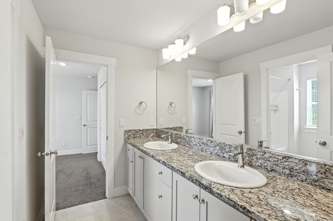 Building Photo - Spacious 5-Bedroom Home with Modern Upgrad...