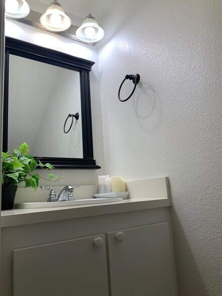 Building Photo - 355 N Maple St