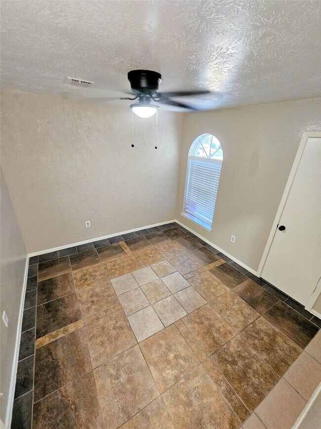 Building Photo - 1310 Goswell Ln