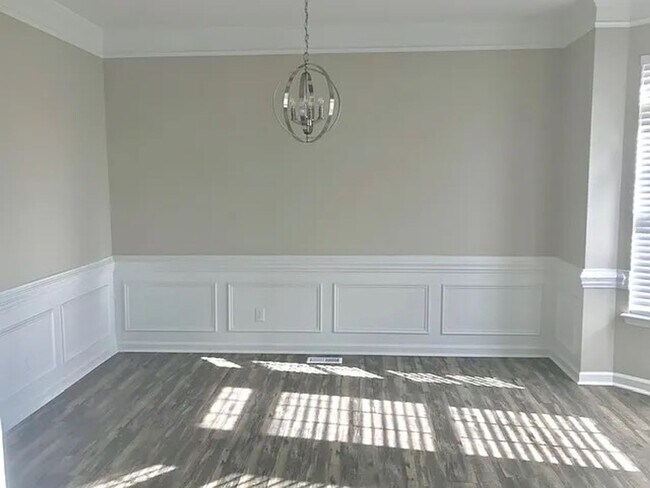 Building Photo - MUST SEE this Gorgeous 5 Beds 3 Bath home ...
