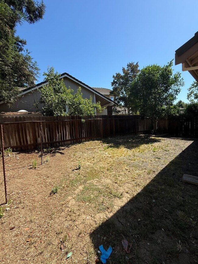 Building Photo - 3 BEDROOM COURT LOCATION