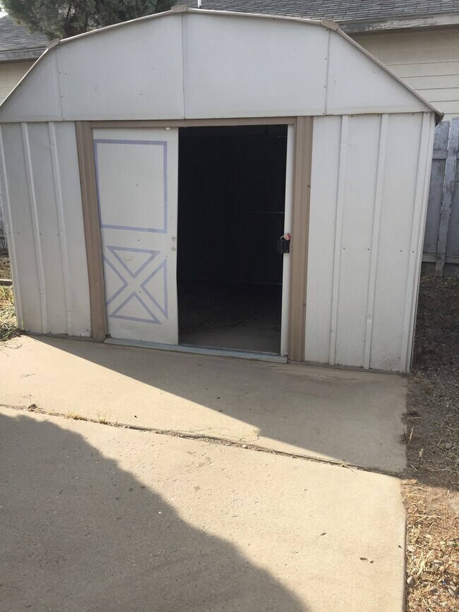 Building Photo - 4 Bedroom Home Under Radio Hill