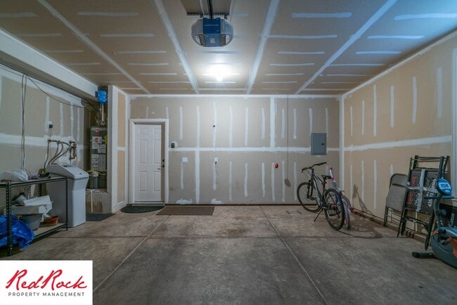 Building Photo - Move In Special! $500 Off First Month's Rent! 3 Bedroom Fully Furnished Home.