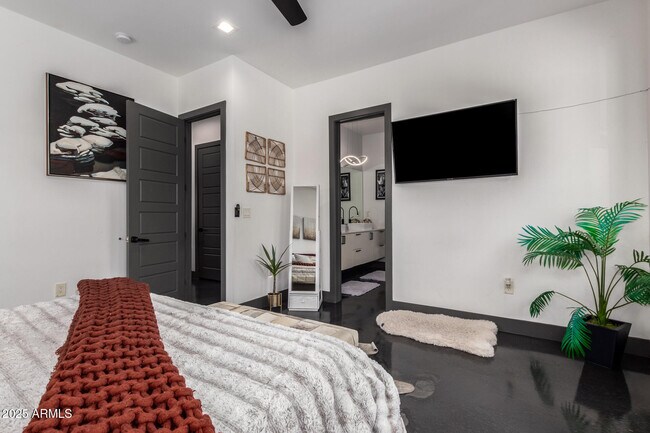 Building Photo - 4413 E Montecito Ave