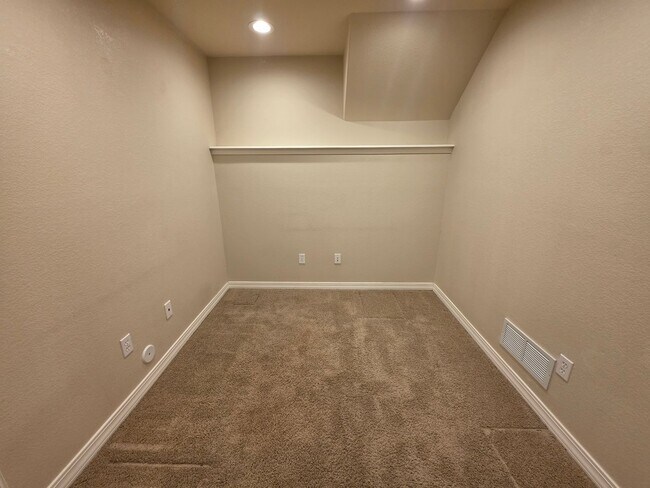 Building Photo - Gorgeous 4 Bed 4 bath Home In Wagon Trails!!