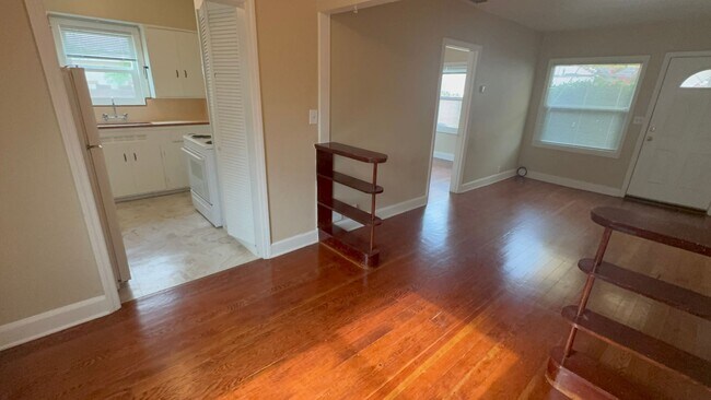 Building Photo - Fully Renovated 3 bed, 2 bath Home