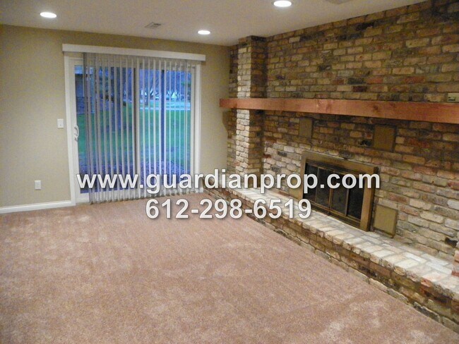 Building Photo - Woodbury Side by Side Available October 1, Family Room, Large Deck, Attached Garage